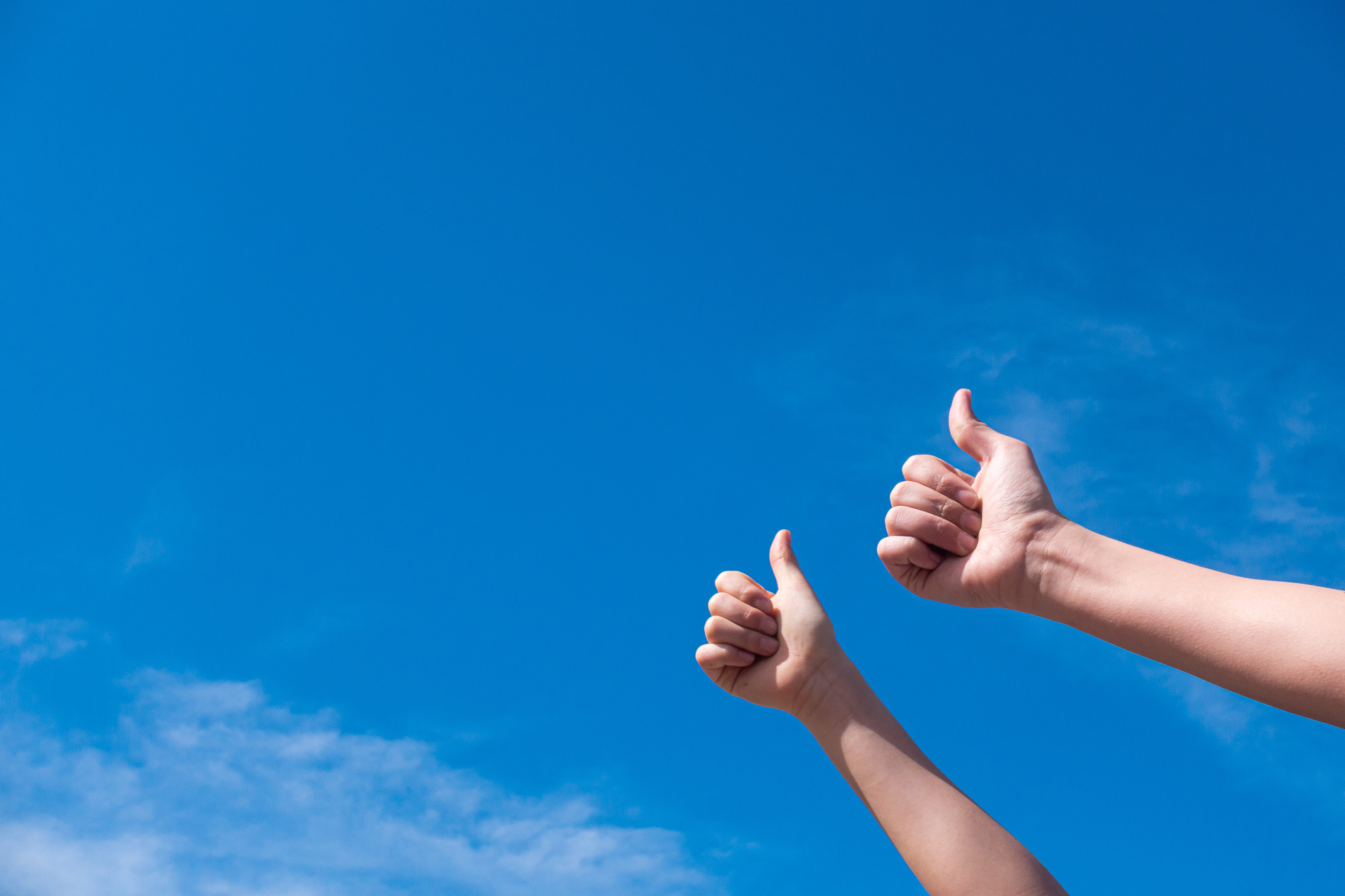 青空と喜びのジェスチャー